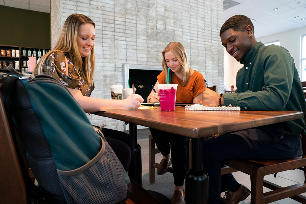 College Transfer Students studying in Starbucks at 山ǿ